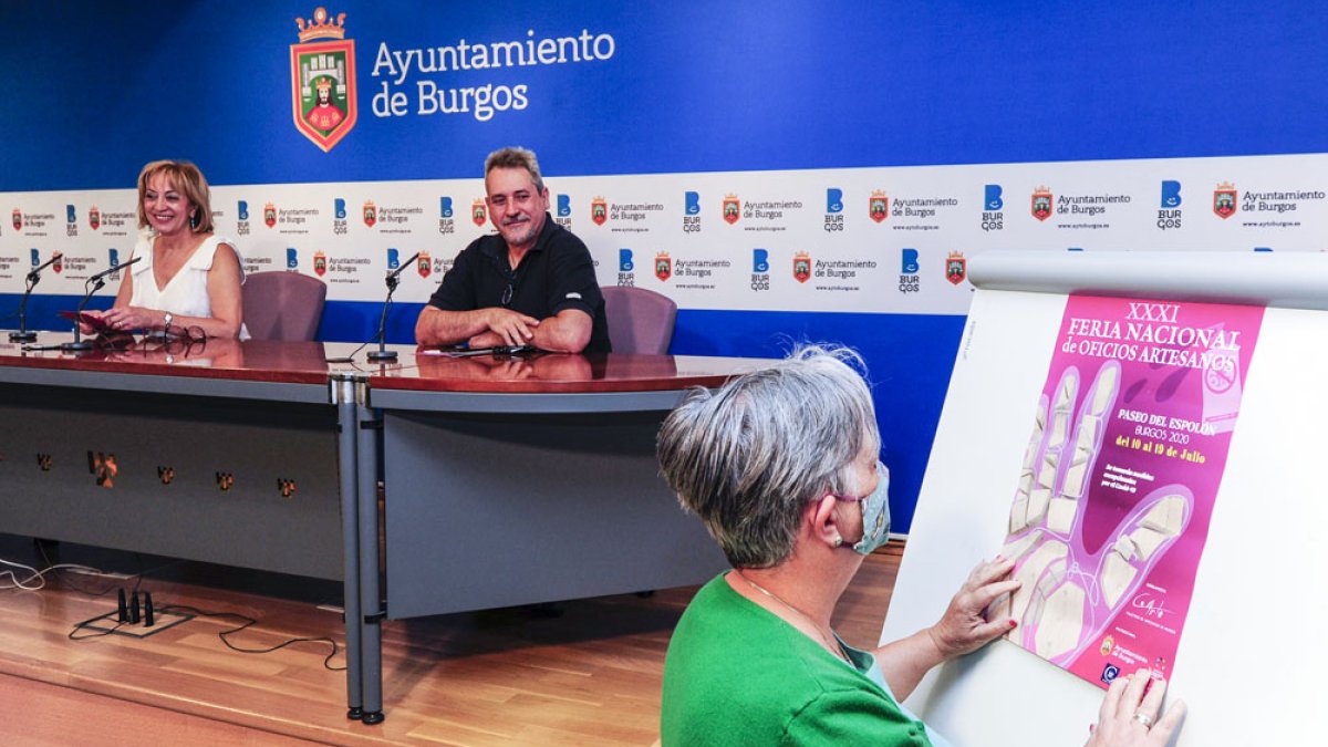 Al fondo, Dolores Ovejero, concejala de Comercio, y Roberto Fernández, presidente de Coarte. ISRAEL L. MURILLO