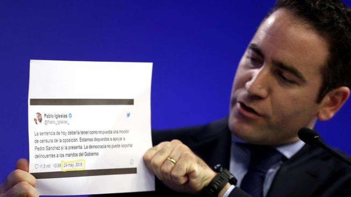 Teodoro García Egea, durante la rueda de prensa, en la que ha enseñado varios tuits de Pablo Iglesias y Pedro Sánchez.-DAVID CASTRO