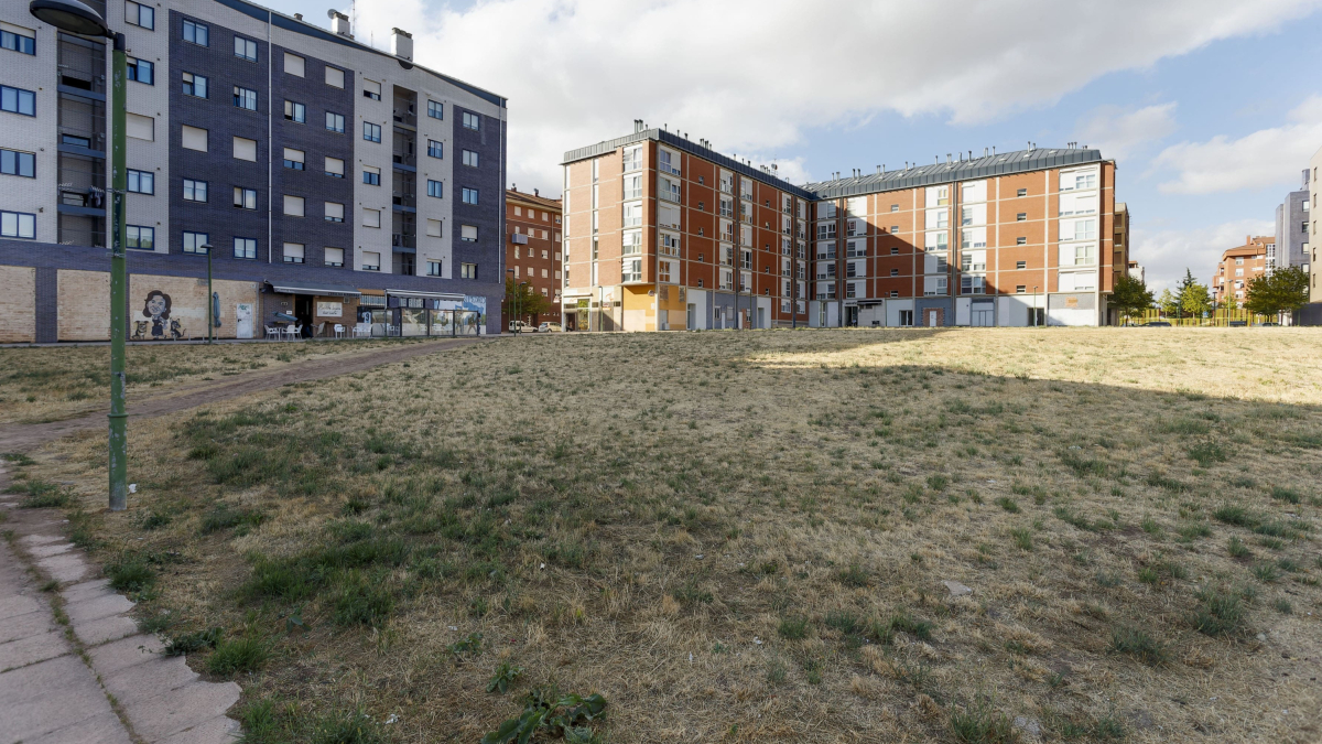 La parcela donde se va a ubicar el Centro Civico de Fuentecilla sigue completamente vacía y sin movimiento.  SANTI OTERO