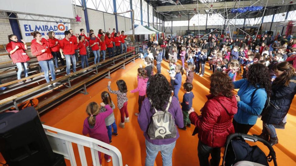 Una gran cantidad de padres y niños en una actividad desarrollada en el Parque Infantil de Navidad ubicado en el polideportivo Mariano Gaspar.-RAÚL G. OCHOA