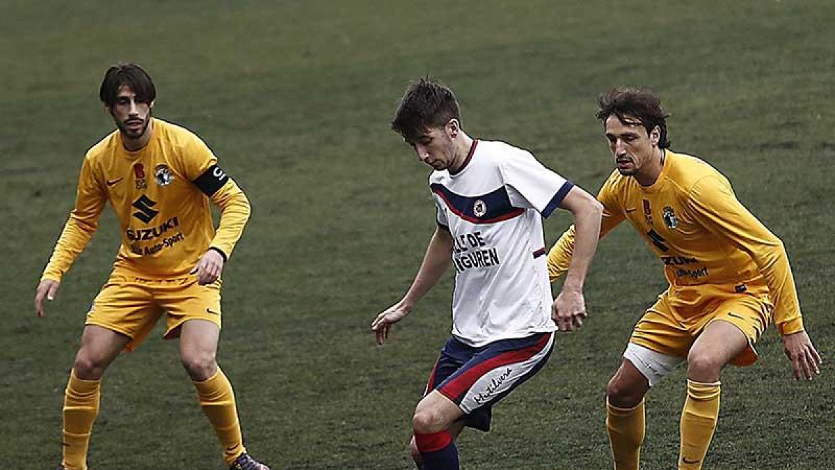 Andrés y Cusi tapan la salida de un jugador del Mutilvera en el choque de ayer-PATXI CASCANTE / DIARIO DE NOTICIAS
