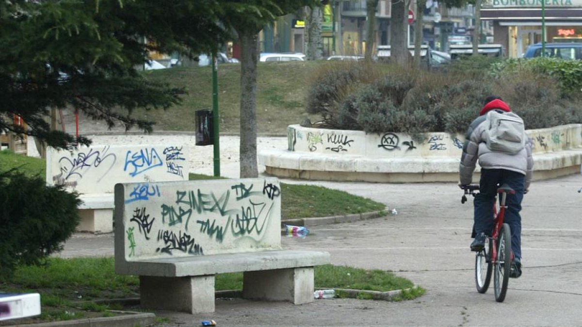 Las pintadas campan a sus anchas en todo el mobiliario urbano de este parque, el Félix Rodríguez de la Fuente.-ISRAEL L. MURILLO