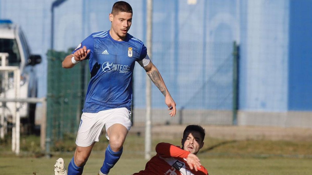 Roberto Alarcón se zafa de la entrada de un rival en un encuentro con la camiseta del Real Oviedo B-ECB