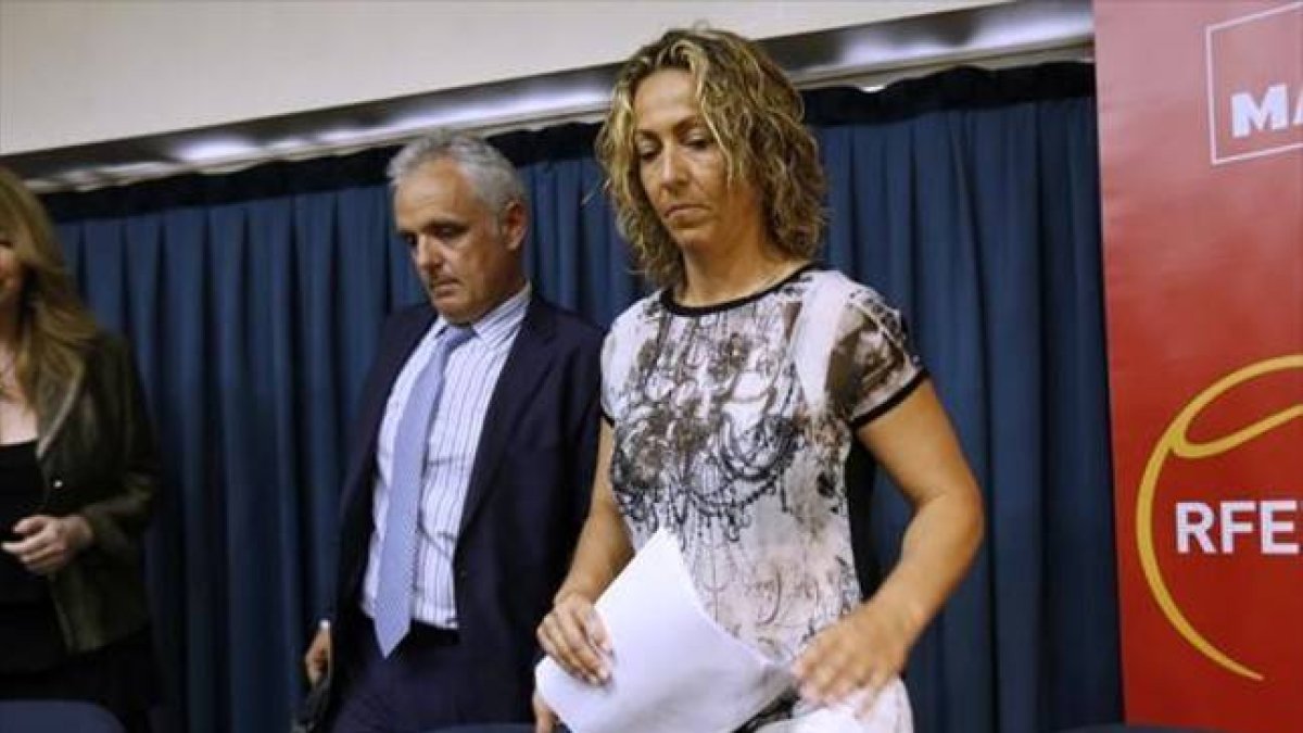 Gala León y José Luis Escañuela, en su última rueda de prensa en la sede del COE la pasada semana.-Foto: DAVID CASTRO