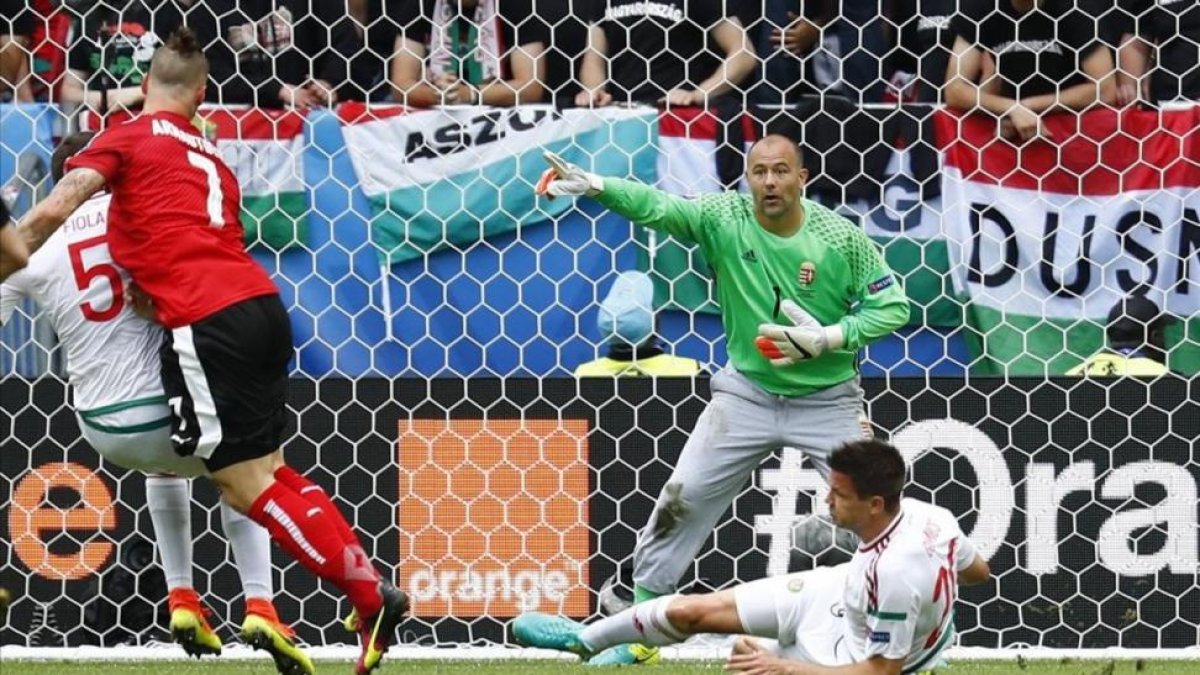 El meta húngaro Kyrali, en una acción del partido ante Austria.-REUTERS / MICHAEL DALDER