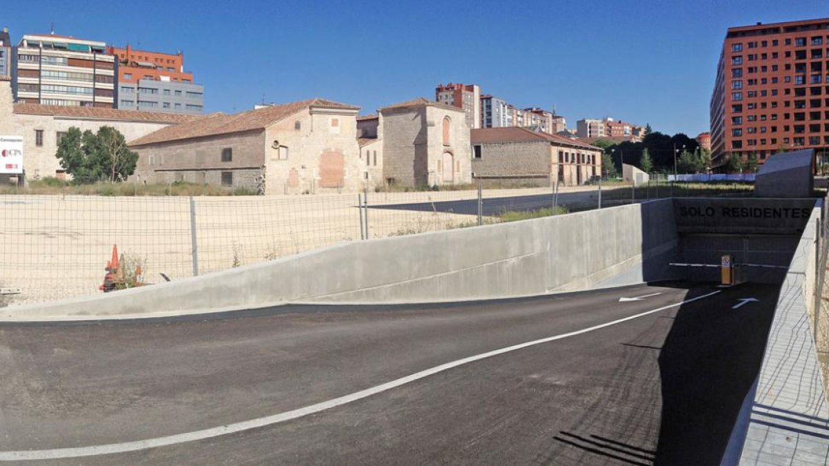 Vía de acceso y salida del parking de lasHuertas de la Concepción.-ISRAEL L. MURILLO