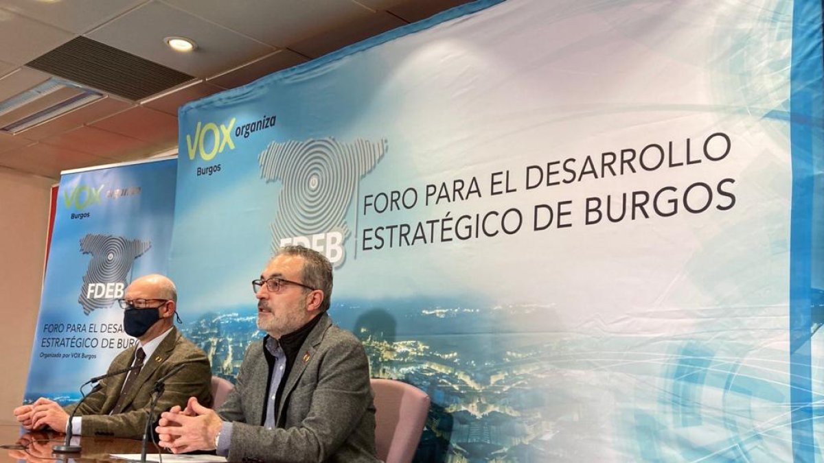 Ángel Martín e Iñaki Sicilia, de Vox, durante la presentación del Foro para el Desarrollo Estratégico de Burgos.