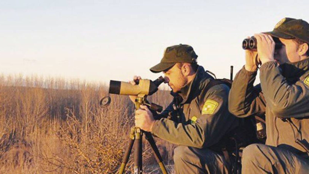 Dos agentes medioambientales realizan labores de vigilancia.-Apamcyl