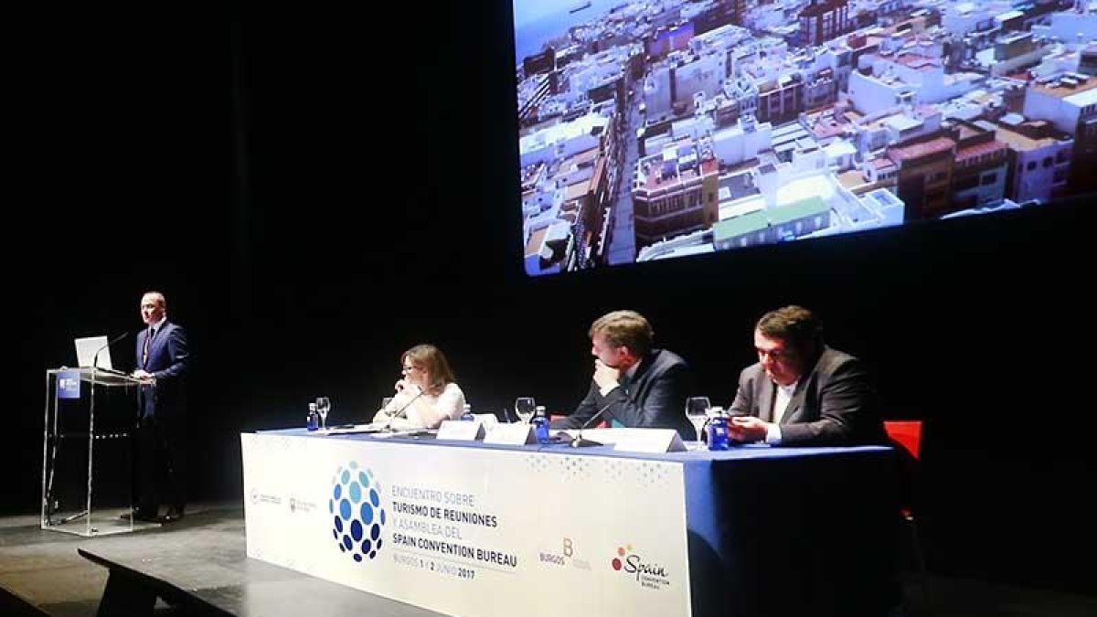 Augusto Hidalgo interviene durante la asamblea general celebrada ayer.-RAÚL G. OCHOA