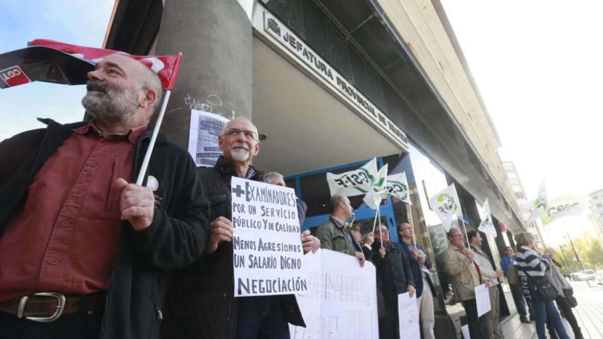 Los manifestantes frente a la DGT y protestaron con pitos reclamando una negociación.-RAÚL OCHOA