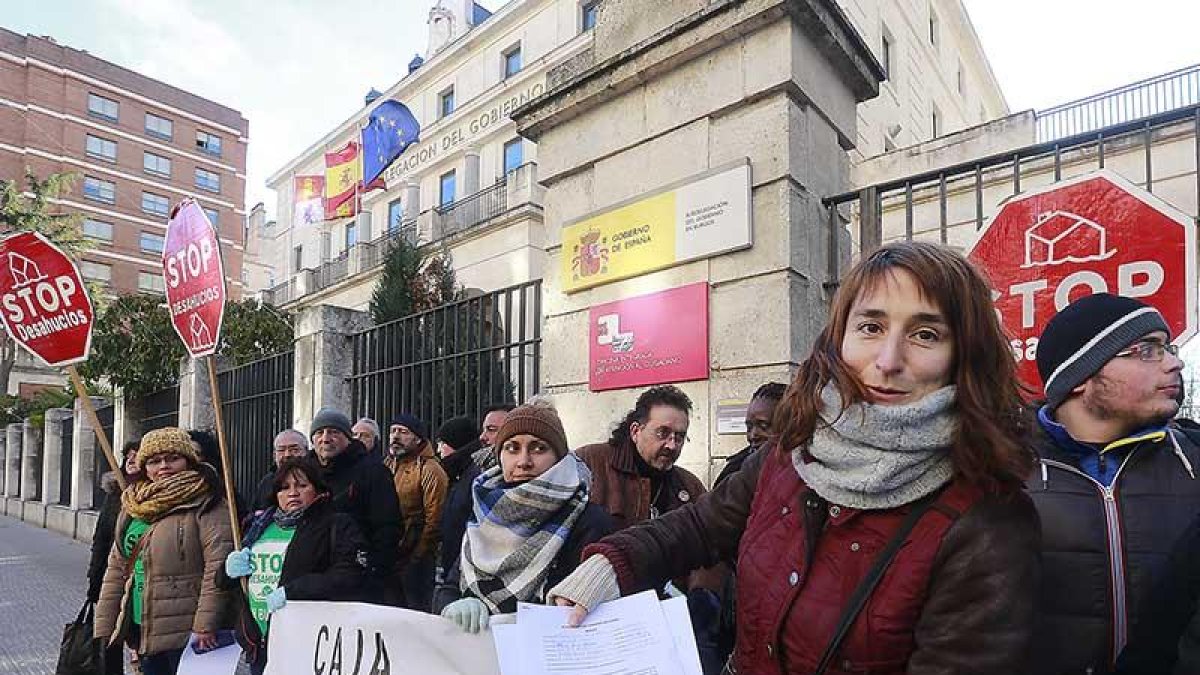 Miembros de la plataforma se manifestaron ante la Subdelegación.-RAÚL G. OCHOA