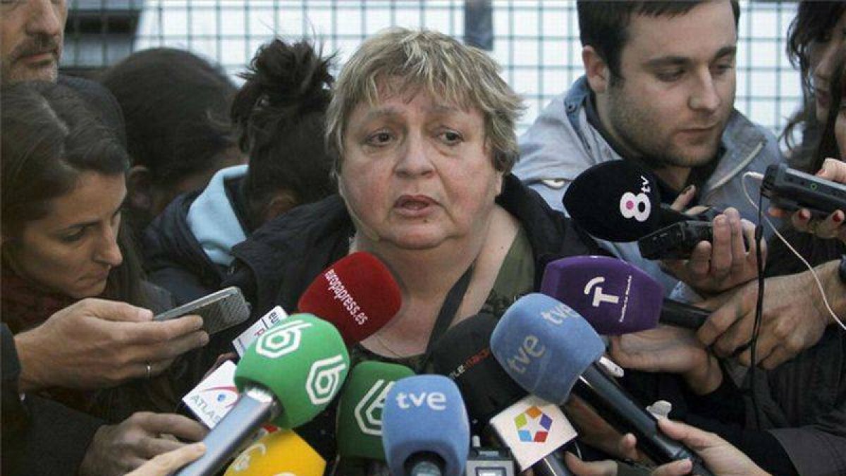 María Teresa Mesa Escolano, portavoz de la familia de Teresa Romero, se dirige a los medios a las puertas del hospital.-Foto: HUGO ORTUÑO / EFE