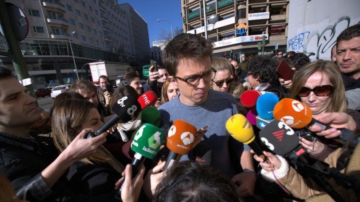 Íñigo Errejón atiende a los medios de comunicación.-DAVID CASTRO