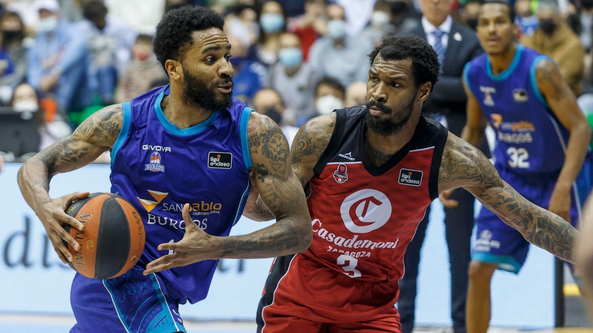 Phillip supera la defensa del zaragocista Kilpatrick. SANTI OTERO