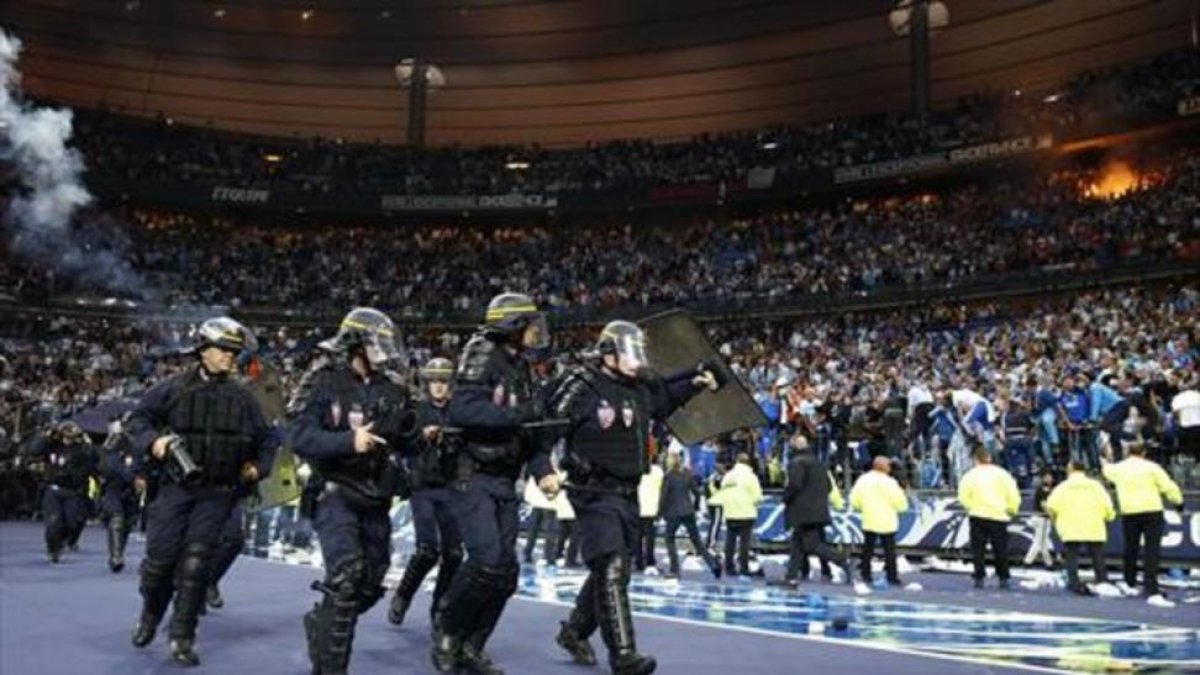 La policía entra en el estadio de Saint Dennis, en la pasada final de Copa entre el PSG y el Marsella.-AFP / THOMAS SAMSON
