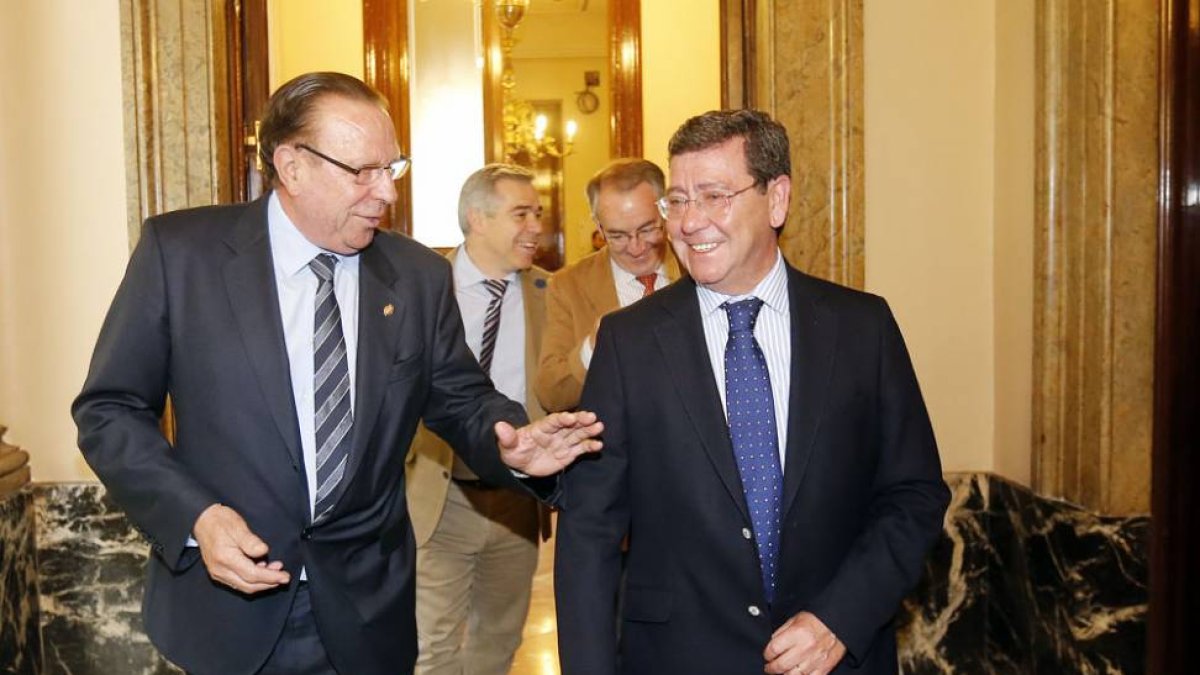 Pedro García y César Rico rubricaron ayer el convenio de colaboración entre la Diputación y la Arandina CF-Raúl G. Ochoa