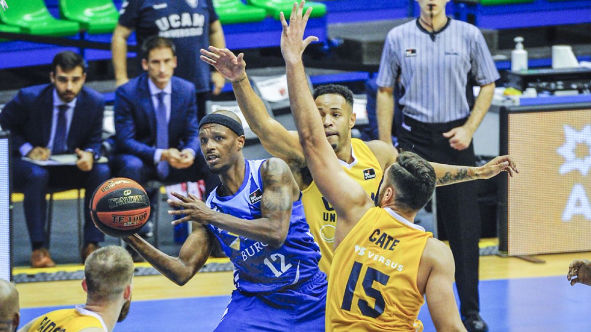 McFadden, autor de 19 puntos en el choque de ayer, busca a un compañero mientras le rodean varios jugadores del UCAM Murcia. ISRAEL L. MURILLO