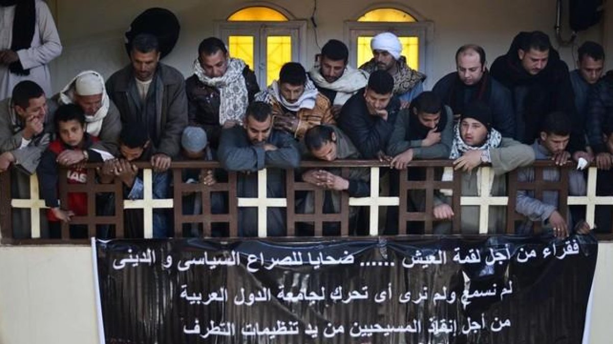 Coptos egipcios en una ceremonia en memoria de los 21 cristianos que fueron asesinados por el Estado Islámico en Libia en el 2015.-AFP / MOHAMED EL-SHAHED