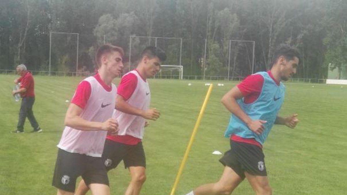 Gabri Salazar, con peto azul, durante el entrenamiento de ayer en el Castañares.-I. M. R.
