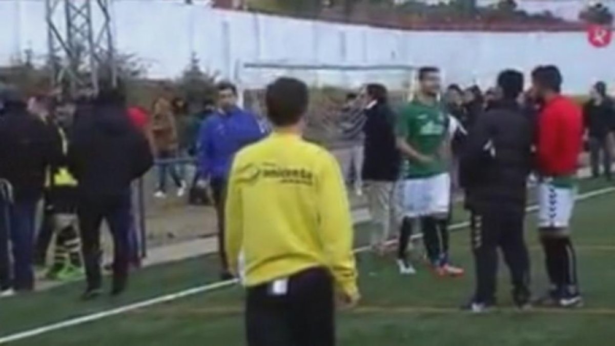 El encuentro tuvo que ser suspendido tras el inicio de la pelea entre hinchadas.-