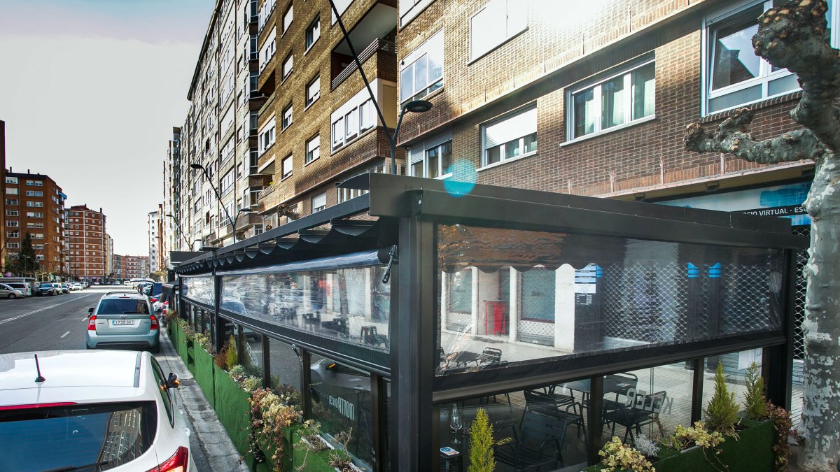 Una terraza de hostelería cubierta ubicada en el barrio de Gamonal de la capital burgalesa. TOMÁS ALONSO