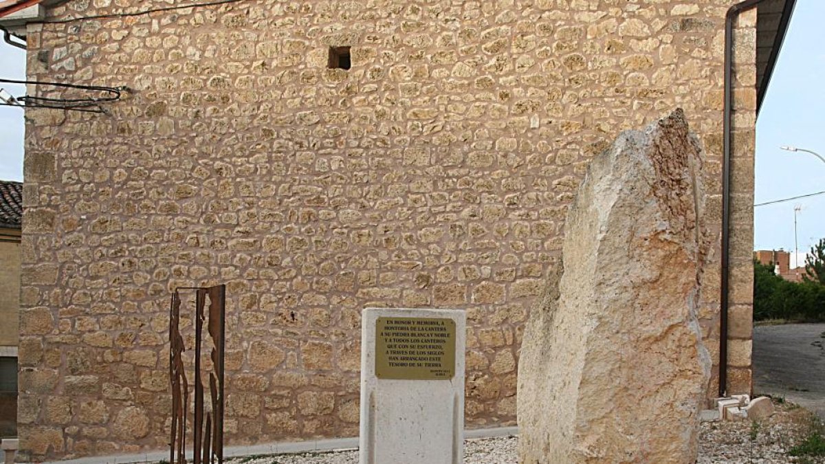 Monumento a los canteros en Hontoria de la Cantera.-