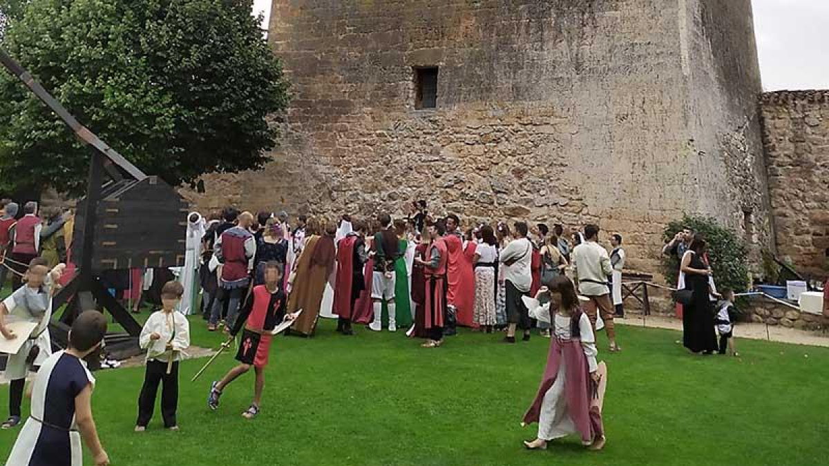 La Fiesta de la Cereza y el Mercado Medieval volvió a reunir a centenares de asistentes en Covarrubias.-ECB