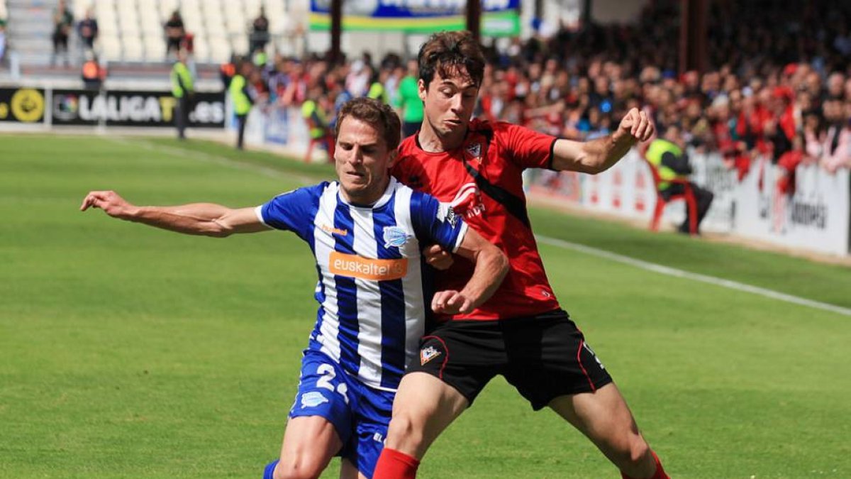 Pedro Martín disputa un balón con un defensor del Alavés en el duelo de ayer.-Alfonso G. Mardones