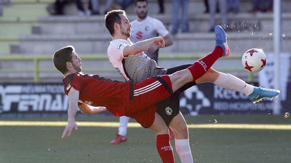 Carlos Álvarez, la gran novedad en el once inicial, disputa un balón junto a un rival.-SANTI OTERO