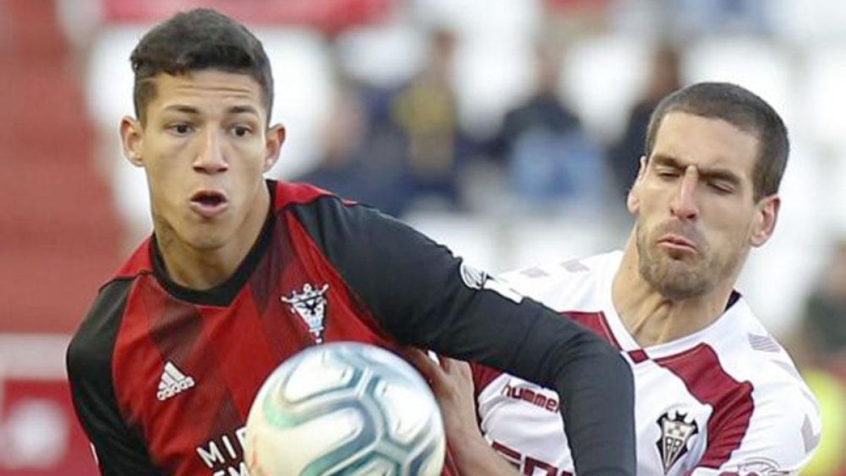 Marcos André controla un balón ante la vigilancia de un jugador del Albacete.-LALIGA