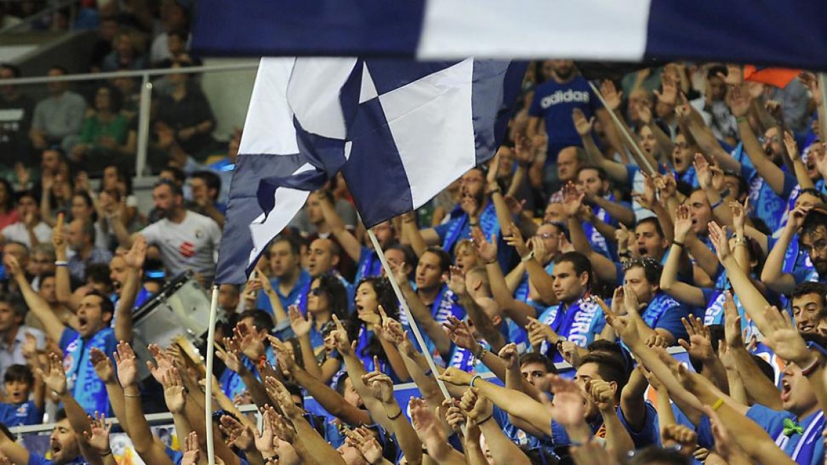 Las peñas animan durante un momento del partido celebrado ayer en el Coliseum.-ISRAEL L. MURILLO
