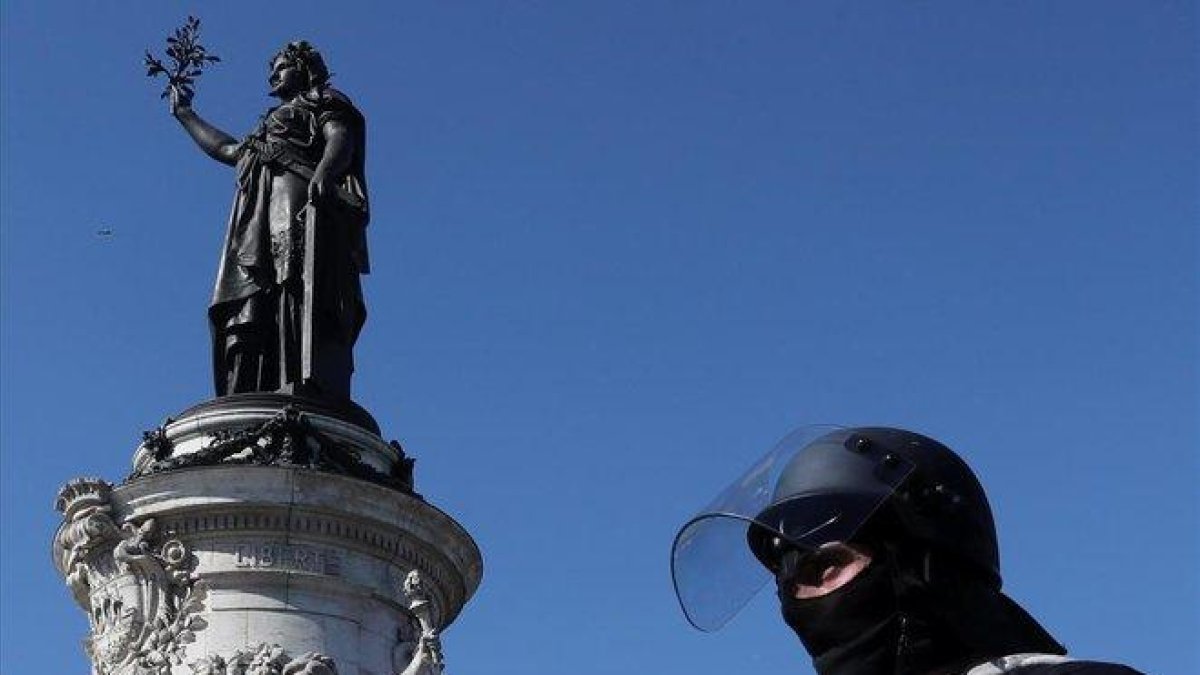 Un policía francés junto en la Plaza de la República el pasado sábado 23 de abril.-YVES HERMAN / REUTERS