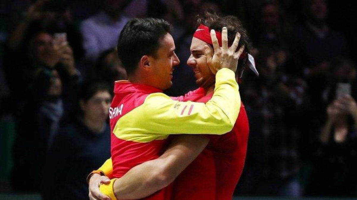 Nadal y Bautista se funden en un abrazo tras conquistar la Copa Davis.-REUTERS