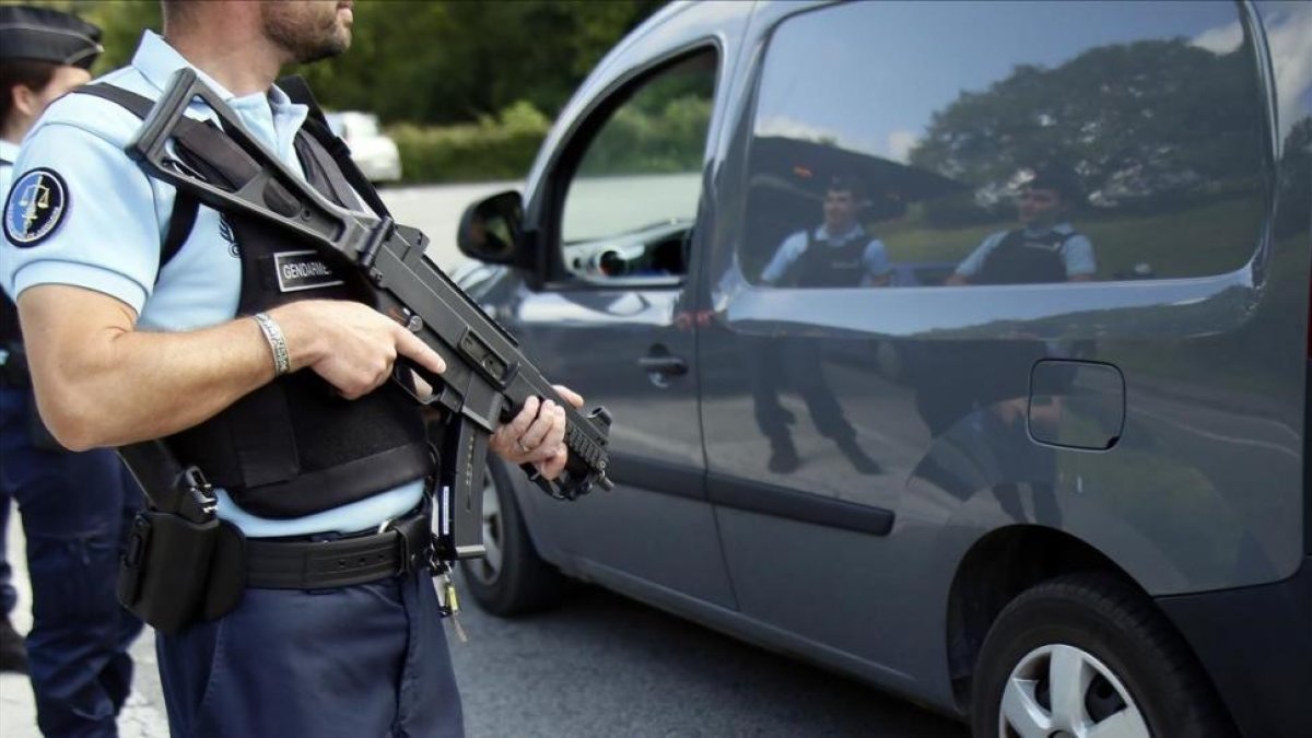 Policía franceses en un control en Dantcharia, en el sudoeste de Francia, el 19 de agosto.-AP / BOB EDME