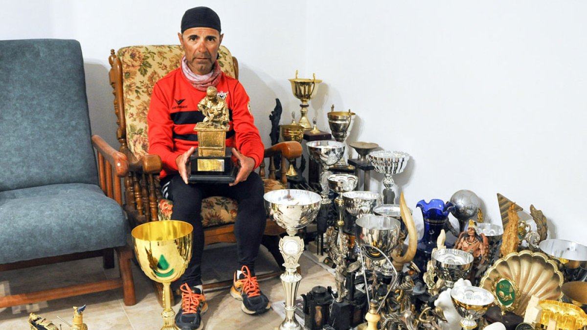 El atleta acumula un buen puñado de trofeos en su palmarés. MANUEL PÉREZ PALACIOS