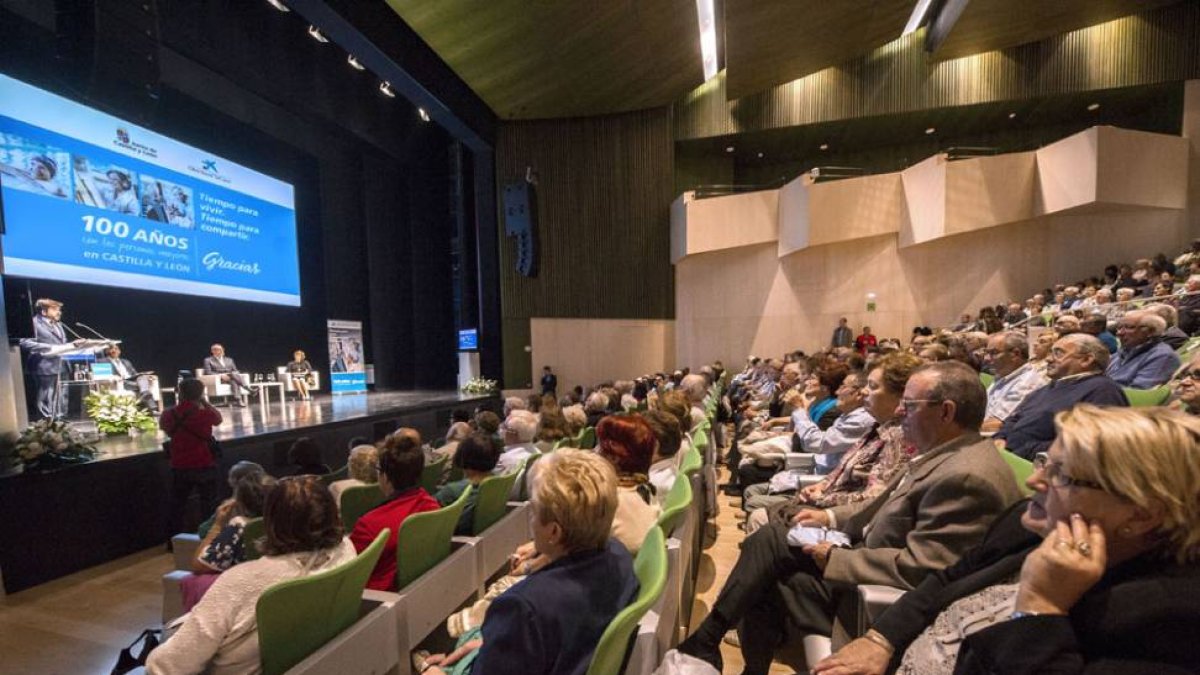 El centenario del programa de mayores de ‘la Caixa’ congregó a 300 personas en el Fórum.-ISRAEL L. MURILLO
