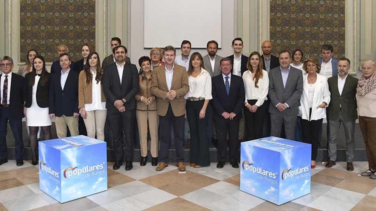 Los miembros de la candidatura de Javier Lacalle posaron ayer en la Sala Polisón para una foto de familia en la que faltan dos de los titulares y dos suplentes.-RAÚL OCHOA