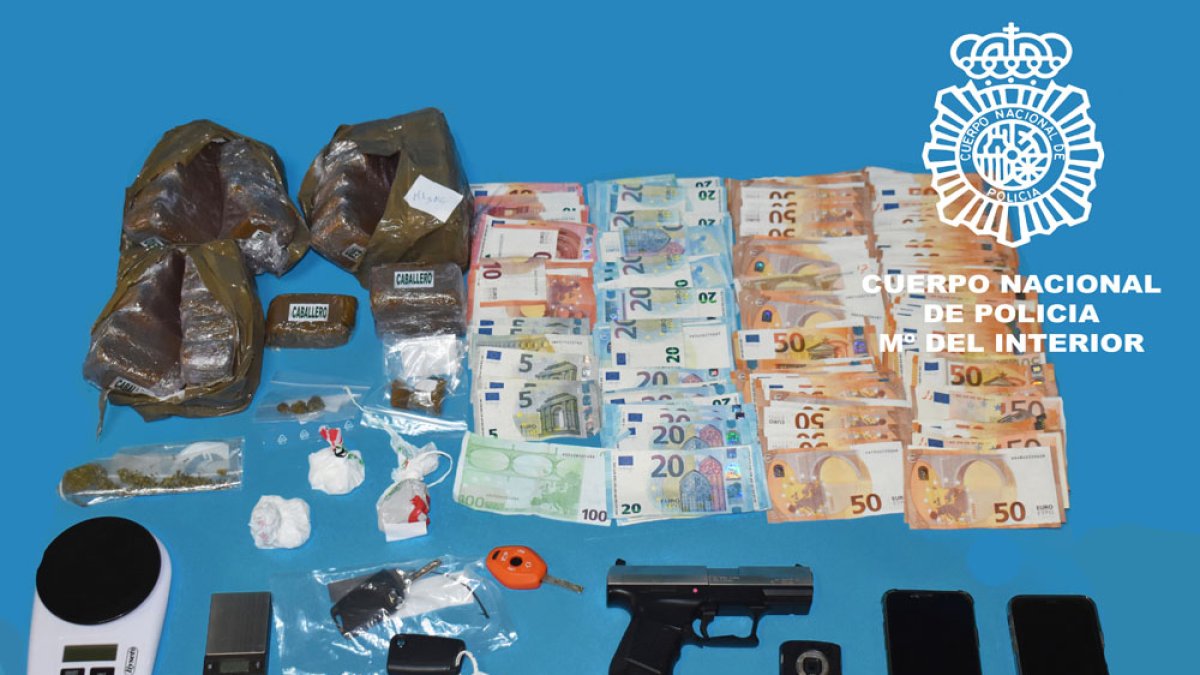 Material incautado a los tres detenidos. POLICÍA NACIONAL