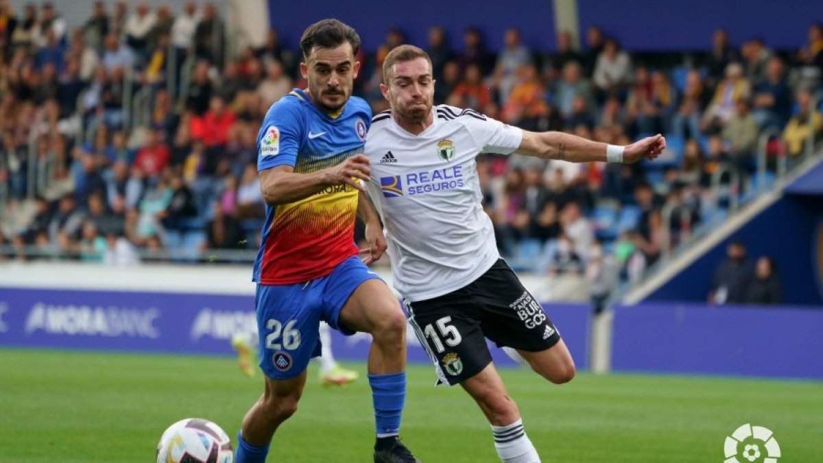 Juan Hernández disputa un balón con un contrario durante el partido entre el Andorra y el Burgos CF. LALIGA