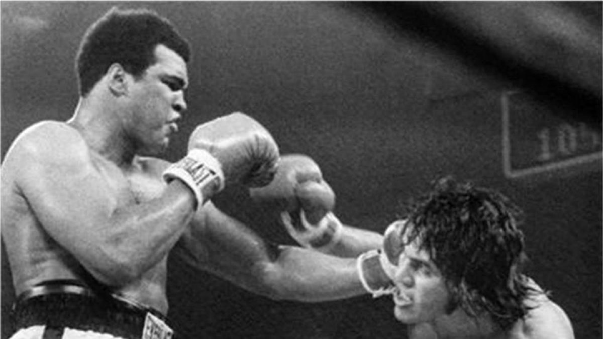 Alfredo Evangelista peleando contra Ali en el ring.-