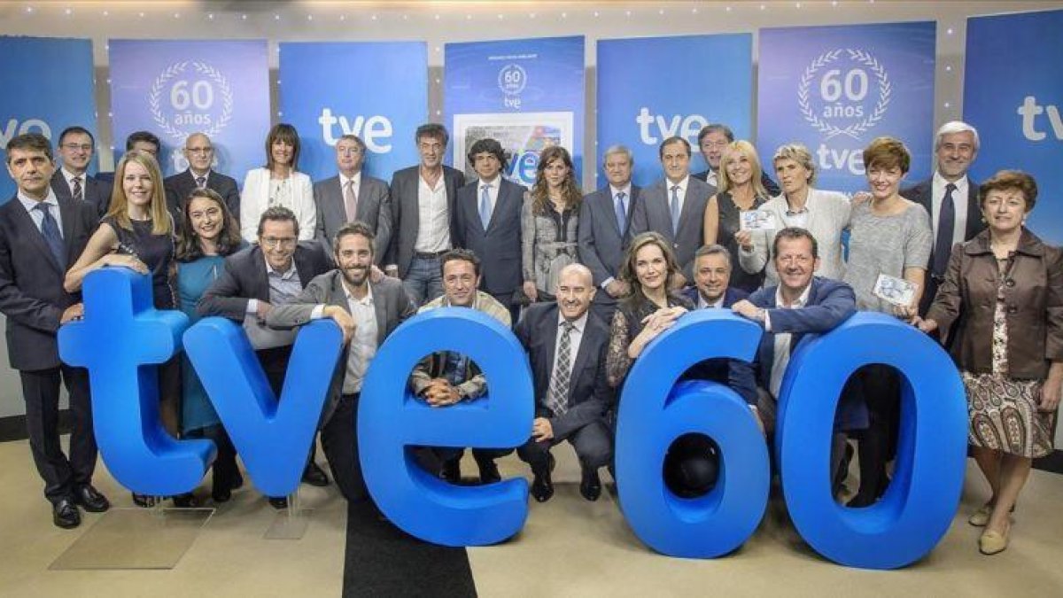 Trabajadores y directivos de TVE posan en una imagen conmeorativa de los 60 años de la televisión estatal.-EL PERIÓDICO