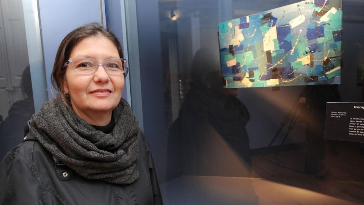 La artista Mirla Soto posa junto a una de las obras que componen la exposición.-ISRAEL L. MURILLO