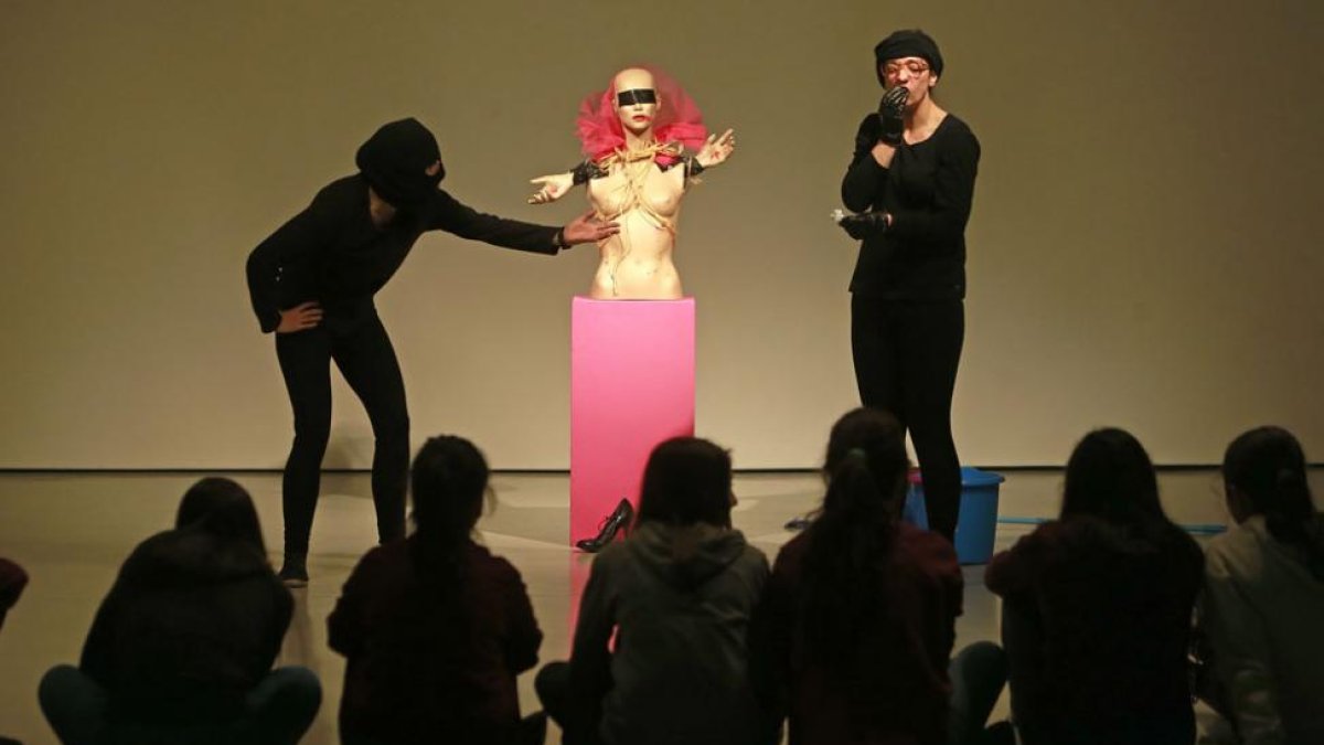 Violeta Ollauri (i.) y Carola Martínez representaron ‘Adrenalina’ en el nivel -1 del CAB ante la atenta mirada de los alumnos de la SAFA.-Raúl Ochoa
