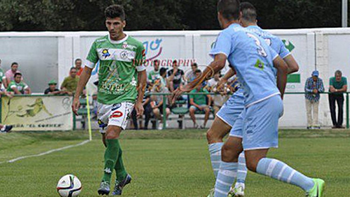 Manu Martínez con la camiseta del Atlético Astorga en un choque de esta campaña.-