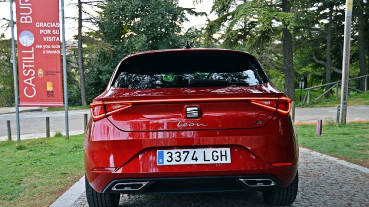 La zaga es quizás la zona más original. Adquiere una visión agresiva, pero más madura, con un amplio portón de acceso al maletero con ciertos pliegues y líneas que simulan pequeños alerones aerodinámicos y unos nuevos pilotos de tecnología LED. HÉCTOR FUSTEL