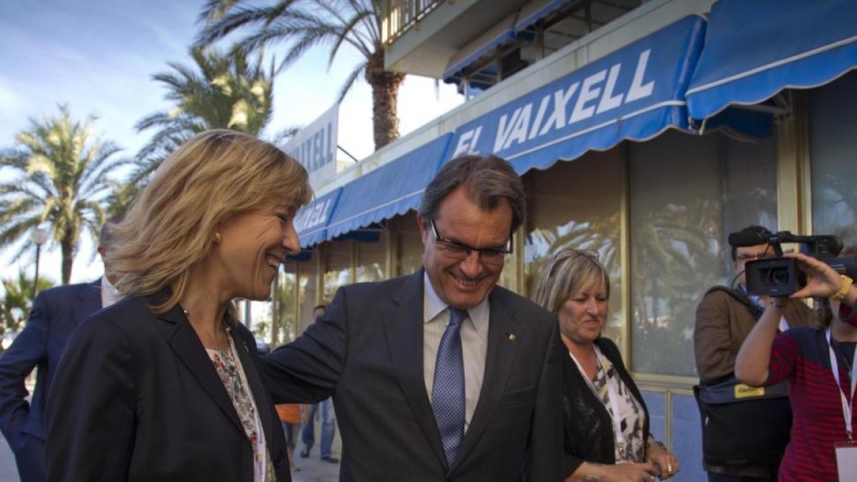 Artur Mas con la alcaldesa de Vilanova i la Geltrú, Neus Lloveras, durante la inauguración de una Escola da Estiu de Convergència en el verano de 2012.-CARLOS MONTANYES