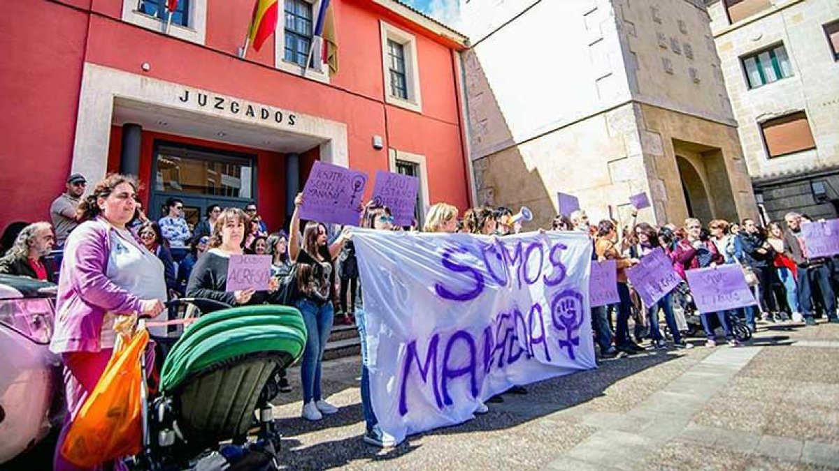Concentración ante el Juzgado de Villarcayo en protesta por la sentencia que les condenaba por abusos sexuales y no por violación.-AITOR GIL