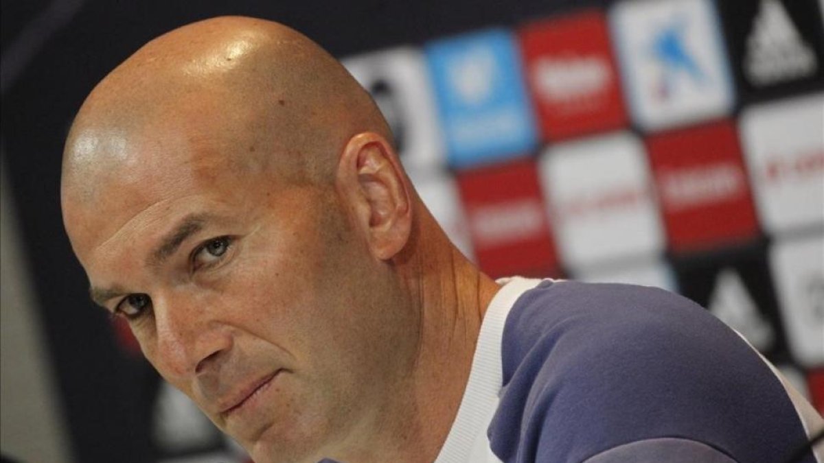 Zinedine Zidane, durante una rueda de prensa en Valdebebas.-EFE / VÍCTOR LERENA