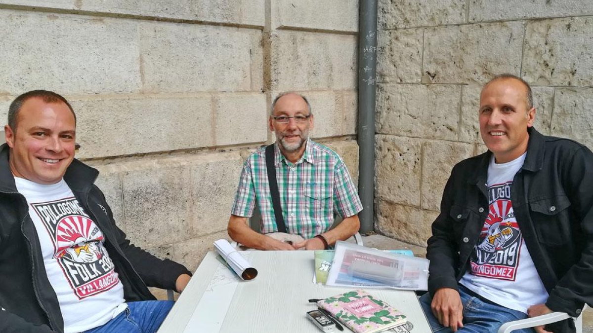 (De izq. a dch.) Enrico Marzinot, Ricardo Obejero y Rodrigo Barriuso invitan a todosa acercarse este fin de semana a Villangómez.-M. M.