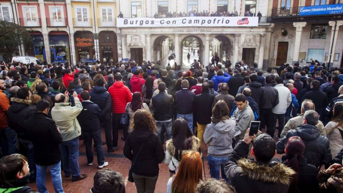 Decenas de trabajadores y familiares siguieron, desde la Plaza Mayor, la colocación de la pancarta en el balcón del Ayuntamiento.-SANTI OTERO